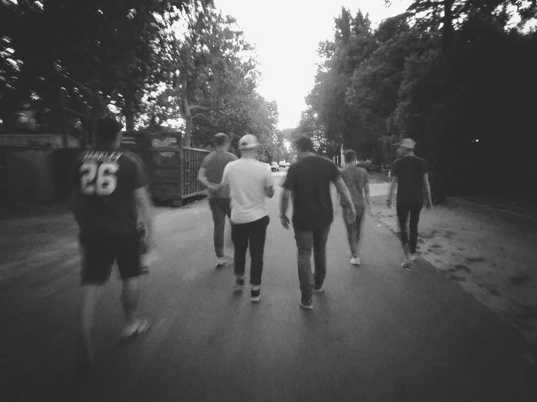 アダム・シャピロのインスタグラム：「A classic post-fantasy football draft BBQ walk」
