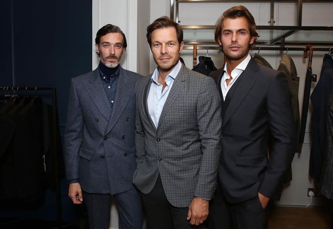チェスターバリーのインスタグラム：「It’s almost been a year since the grand reopening of our refurbished Savile Row store, which saw the world of menswear journalists, bloggers and friends of the brand come together to celebrate the new 1930s glamour inspired interior. What better way to reminisce than with this wonderful line up of @richardbiedul, @paulsculfor and @bigjldn all looking effortlessly suave in Chester Barrie. . . . #ChesterBarrie #StoreLaunch #Launch #RichardBiedul #PaulSculfor #JaceyElthalion #ShopTheLook #CBstyle #TailoredToFit #SavileRow #MenWithStyle#Fashion #MensStyle #Style #Tailoring #Menswear #Jacket #MensFashion #BritishFashion #MensLifestyle #London #NewCollection #Suits #Cloths #Fabric #British #Italian」