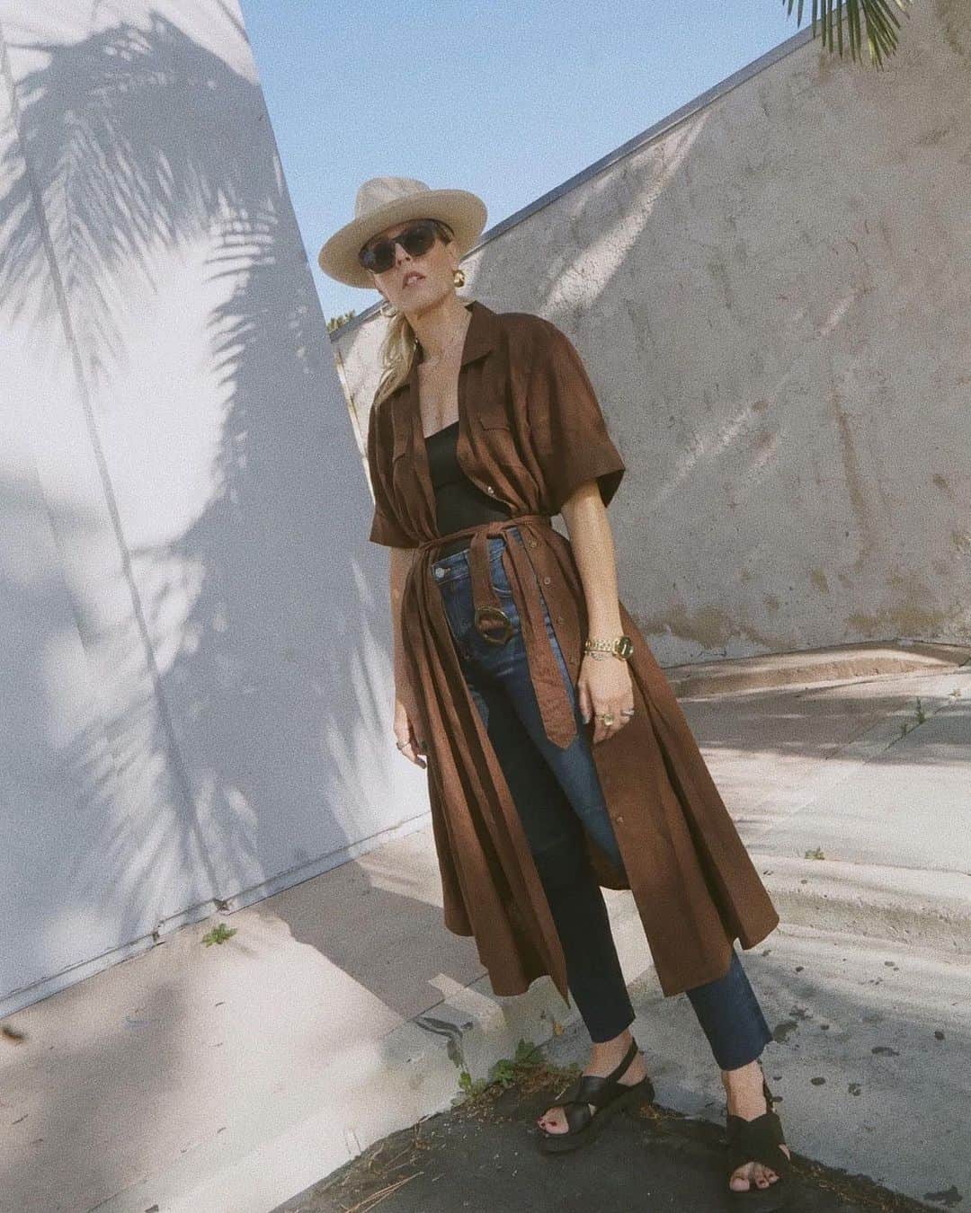 のインスタグラム：「@bjonesstyle makes transitioning seasons look so easy in the high waisted Mari」