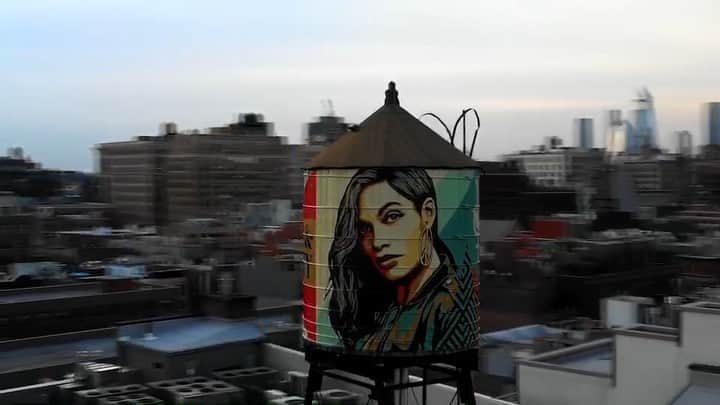 Shepard Faireyのインスタグラム：「When I was in New York recently, I spoke with @davidreporting at @greatbowery about how to be covert on the street, my art practice, and the "Power & Equality" water tower project to benefit @girlsclubny. With each image I make, I try to make it something that will speak a universal language, but at the same time not feel generic. I strive to create art that brings what's going on around us into focus in the right way. Watch this video by @chopemdownfilms to learn more. - Shepard」