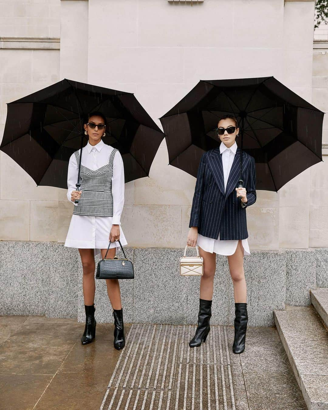 Harrodsさんのインスタグラム写真 - (HarrodsInstagram)「Boots, brollies, shades, shirts, attitude. We present to you a certified twinning win. #Harrods #HarrodsFashion  Photographer: @rokasdarulis  Styling: @elizabethrey_」9月5日 2時34分 - harrods