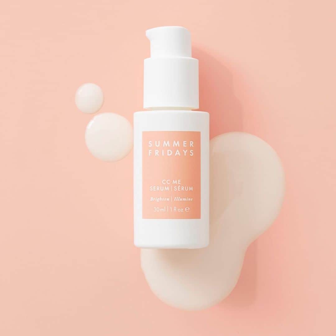 Marianna Hewittのインスタグラム：「so overwhelmed by your excitement of our newest baby 🍑 @summerfridays CC Me Serum was born out of your request. All those times we asked about what skincare concerns you wanted to address - lead us to this product! thank you for being a part of our brand and your support of our products means we can continue to make the things you’re asking us for 🙏🏼 BENEFITS • Natural brightener • Reduces dark spots and hyperpigmentation • Provides hydration and locks-in moisture • Boosts collagen production • Protects against sun damage and free-radicals #pleaseccme #ccmeserum」