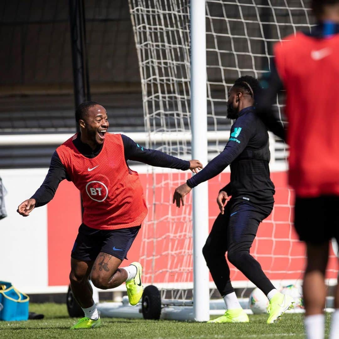 ラヒーム・スターリングさんのインスタグラム写真 - (ラヒーム・スターリングInstagram)「WINNING TEAM #businessasusual 👀 🦁🦁🦁 @england」9月5日 2時49分 - sterling7