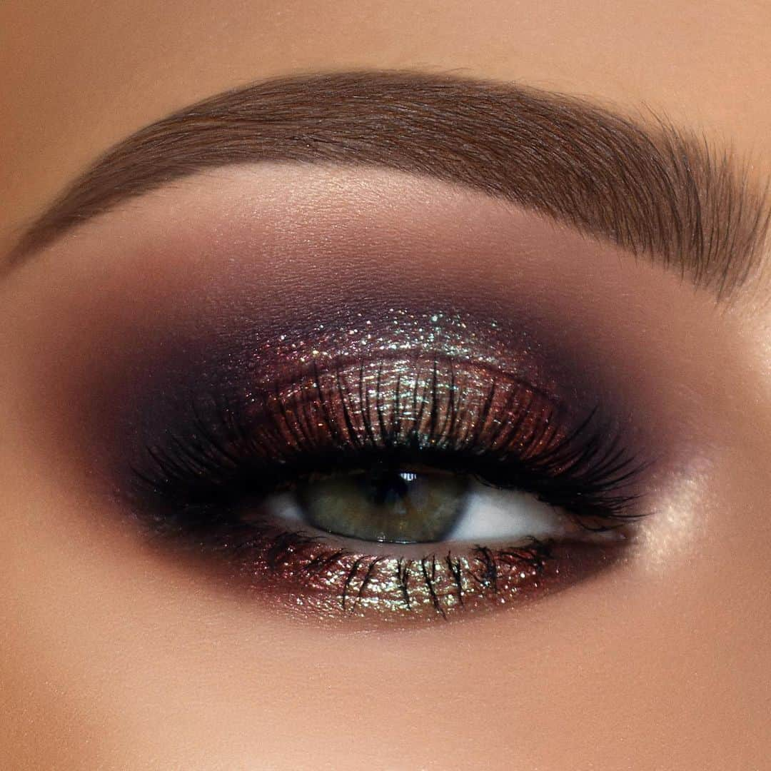 パット・マグラスさんのインスタグラム写真 - (パット・マグラスInstagram)「ATOMIC THEORY ⚡️⚡️⚡️ SUCCUMB to STARRY EYES with with the NEW #MothershipV: #BronzeSeduction Eye Palette - a couture curation of 10 provocatively pigmented shades in 5 faint-worthy finishes ⚡️⚡️⚡️ Shop NOW at PATMcGRATH.COM.  DIVINE EYE by @alexandra_anele ______ #PMGHowTo 一 Blend ‘ENTRAPMENT’ pigment through the crease 一  Define the outer & inner part of the lid with ‘XTREME AUBERGINE’ pigment on a flat brush 一 Lightly blend ‘XTREME AUBERGINE’ pigment through the crease  一 Pack ‘ROSE GOLD 005’ pigment onto the lid with a flat brush dampened with Mehron Mixing Medium 一 Press ‘VR FIRE OPAL’ pigment on to the center of the lid  一 Define the lower lash line with ‘XTREME AUBERGINE’ pigment on a small detail brush  一 Apply ‘ROSE GOLD 005’ pigment onto the lower lash line using a small detail brush dampened with Mehron Mixing Medium  一Highlight the center of the lower lash line with ‘VR FIRE OPAL’ pigment  一 Highlight the inner corner with ‘SKINSHOW DIVINE GLOW’  一 Apply mascara & false lashes」9月5日 2時44分 - patmcgrathreal