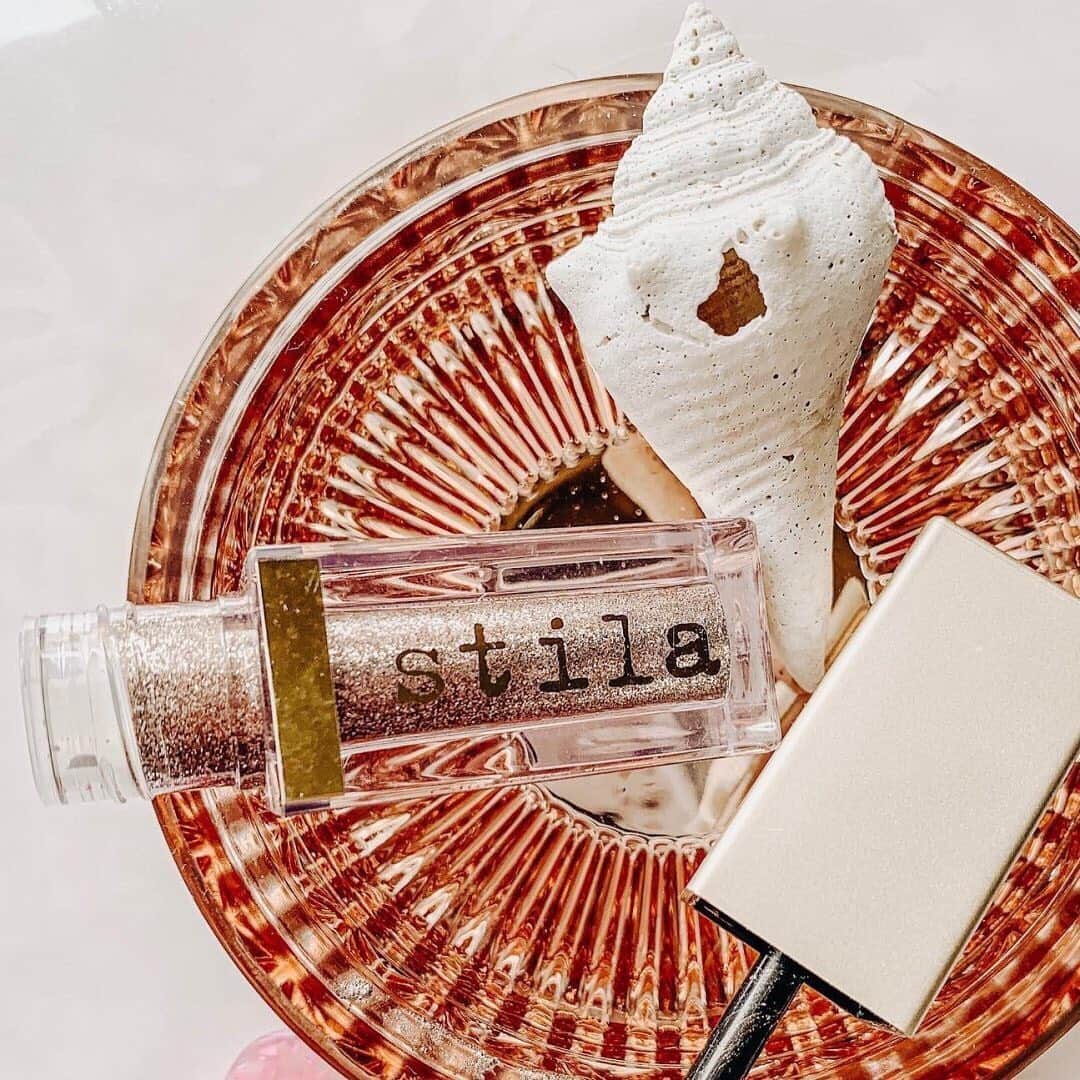 Stila Cosmeticsさんのインスタグラム写真 - (Stila CosmeticsInstagram)「Summer may be coming to a close, but luckily our Glitter & Glow Liquid Eye Shadows are timeless 🐚✨ Shade: Smoldering Satin 💫 📸: @mylifeashales #stilacosmetics #glitterandglow #eyecandy」9月5日 2時56分 - stilacosmetics