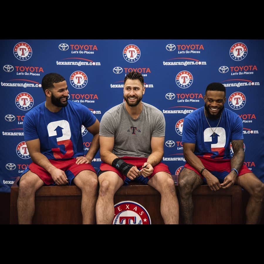 デライノ・デシールズ・ジュニアのインスタグラム：「Gang gang 😁🤟🏾. #3up3down #togetherwe」
