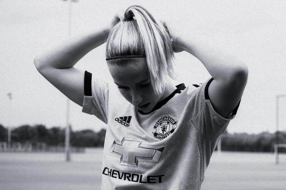 ジャッキー・グローネンのインスタグラム：「Going home @manutdwomen 📸 @sio_chamberlain」