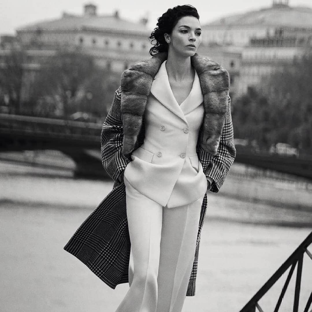 のインスタグラム：「Remembering the icon @therealpeterlindbergh 🖤  #ErmannoScervino #advcampaign #photographer #advertising #fashioncampaign #fashion」