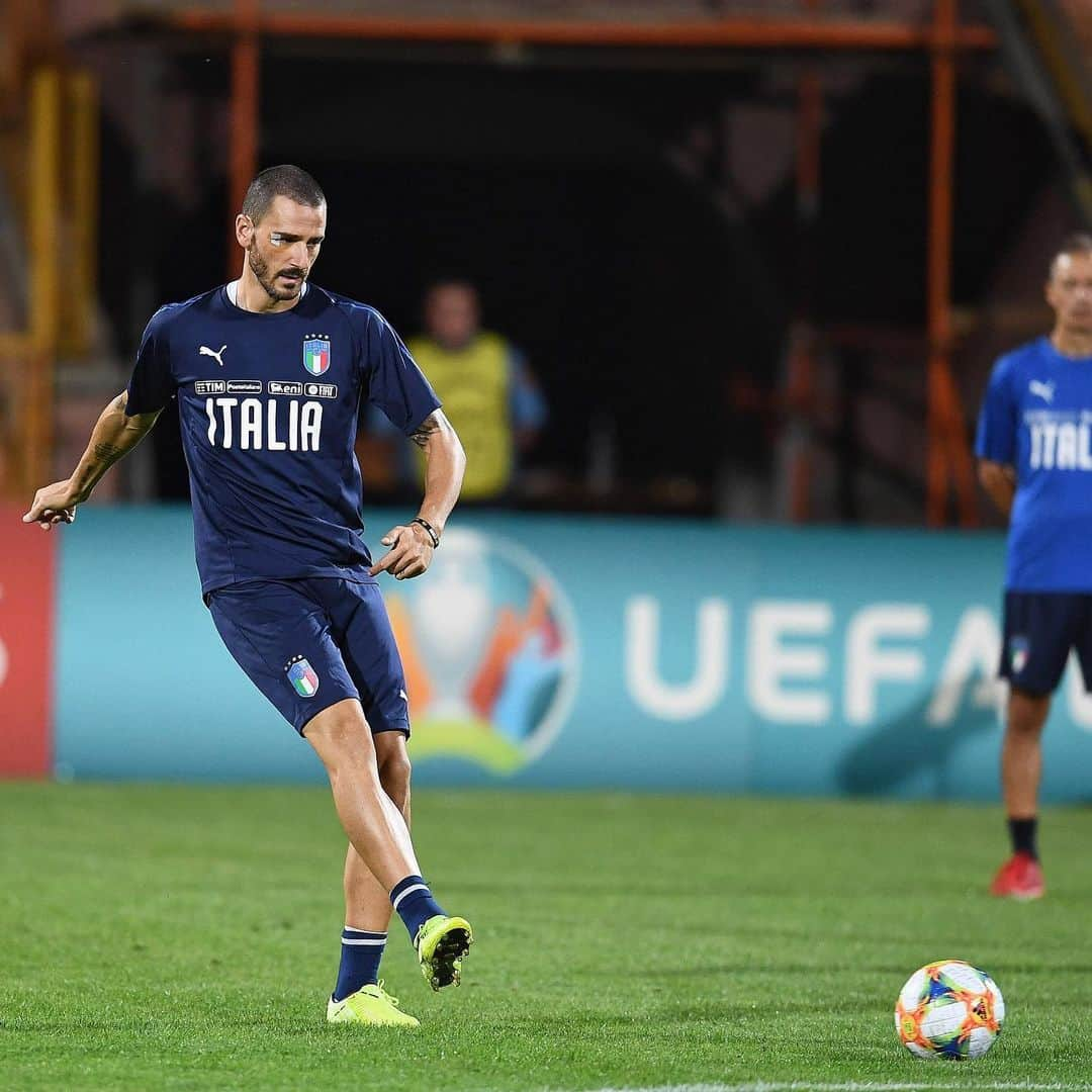 レオナルド・ボヌッチさんのインスタグラム写真 - (レオナルド・ボヌッチInstagram)「🏃🏻‍♂+🎙= 🔵 #LB19 #VivoAzzurro」9月5日 3時22分 - bonuccileo19