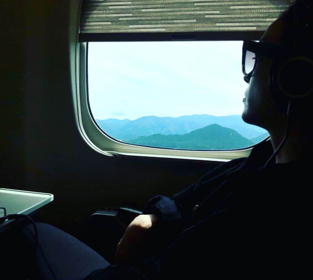 セイント・ヴィンセントさんのインスタグラム写真 - (セイント・ヴィンセントInstagram)「High speed train in Japan. Not pictured: Asahi Super Dry and train station onigiri.」9月5日 3時22分 - st_vincent