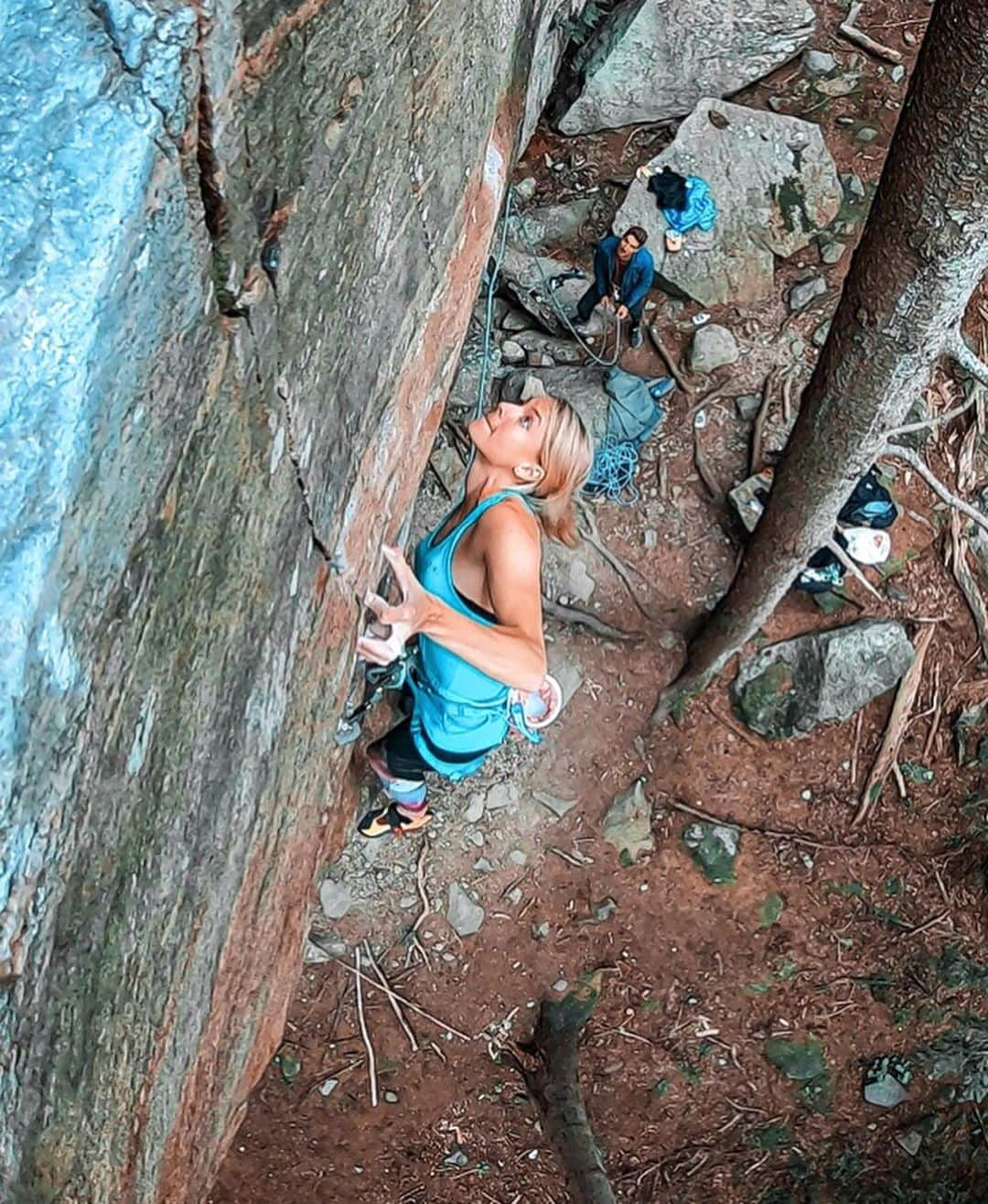 マチルダ・セーデルルンドさんのインスタグラム写真 - (マチルダ・セーデルルンドInstagram)「Scottlinjen 8b+ ✅  Best route I’ve climbed in Stockholm, such a delicate line put up by @s.moonie . Difficult rather than hard, just pulling all you’ve got on the crimps won’t get you up this one haha 😜 Also, the hold in the photos!!?? 🤟🏼 never seen anything like it!  Sweaty and greasy conditions turned pretty crisp by the end of the session with @rsharkfist 😊 Got some more video from the route that I can share later! #sendtember」9月5日 3時32分 - matilda_soderlund