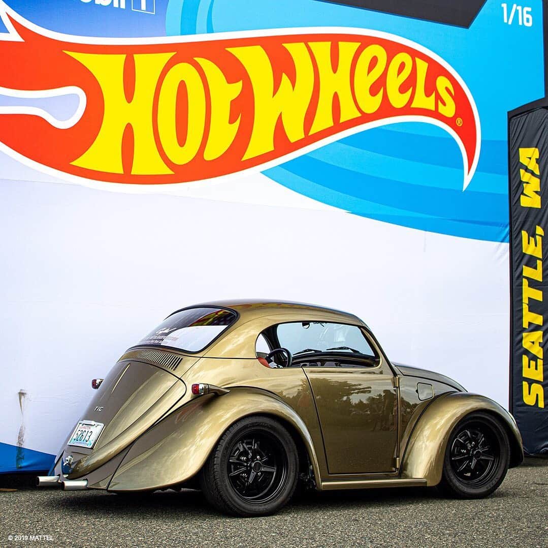 Hot Wheelsさんのインスタグラム写真 - (Hot WheelsInstagram)「You’re looking at the winner of our Seattle #HotWheelsLegends stop: Chris Odom and his 1971 Volkswagen Beetle! At the age of 18, Chris spotted a shortened VW bug with a convertible top on a trip to Mexico and promised himself he would own one someday. Years later, he found a Bug in such bad shape that he got it for free. After significant shortening, detail work, and custom roof fabrication, Chris is now a proud owner of his dream car. Moral of the story? Always keep your promises. 🙌 Congrats on moving on to the next round and good luck at SEMA, Chris! 🏆 . . . #HotWheels #CustomCars #VW #VWbug #volkswagen」9月5日 3時29分 - hotwheelsofficial