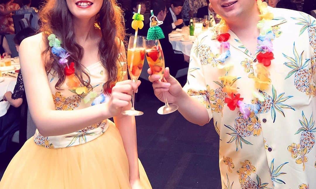 のインスタグラム：「. アロハシャツやレイなど トロピカルさをテーマにしたパーティ🍍. ウェルカムドリンクにも 南国感ある可愛いストローを付けて. 写真映えもバッチリ🍹. . . * * * ****************** ウエディングのお問い合わせは プロフィール欄のURL公式HPからどうぞ🎵 Heritage Bridal Collection forty three（フォーティスリー） https://fortythree.official-wedding.jp/ ☎︎0120-172-050」