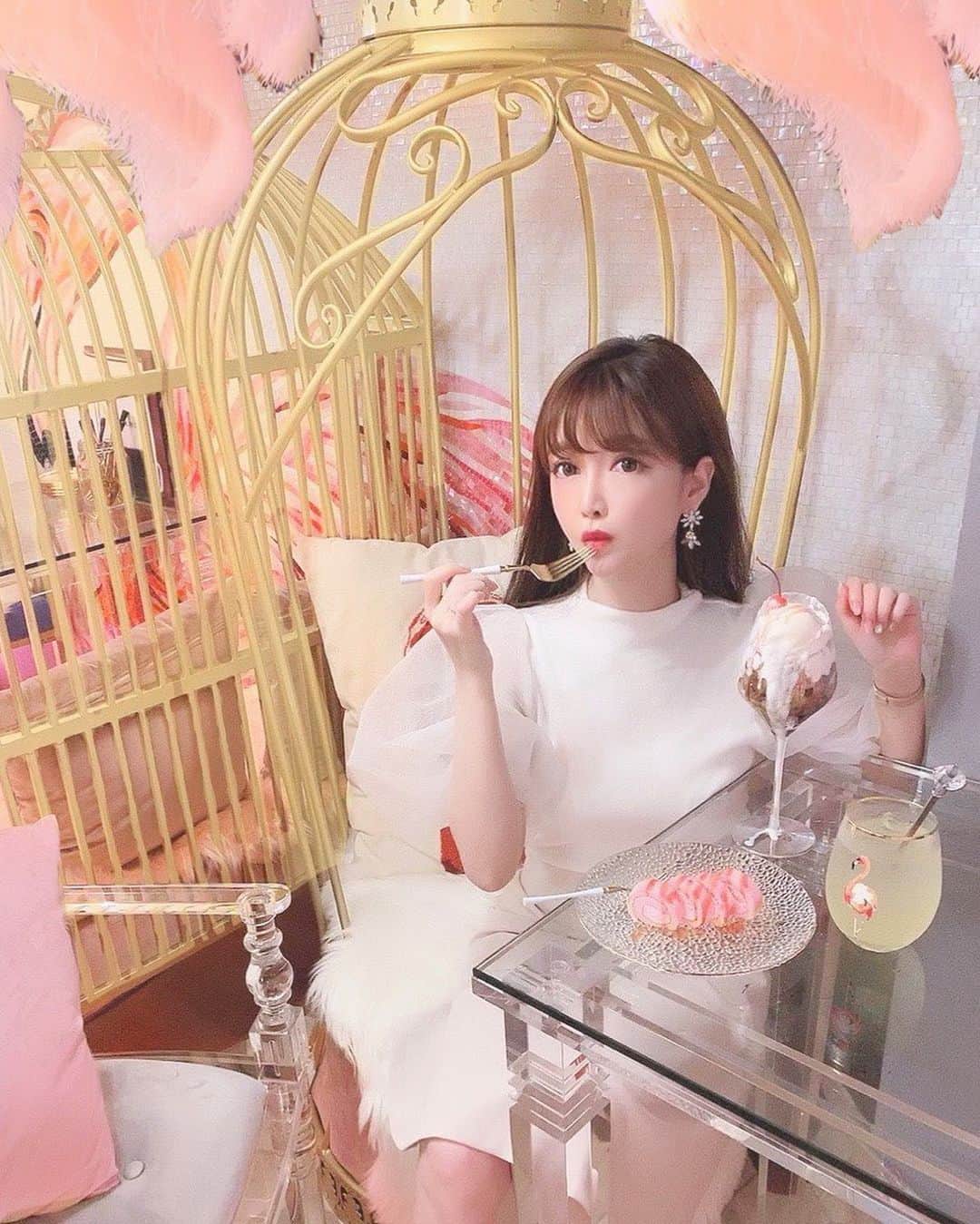 のインスタグラム：「🥂🎂💐🍽🍷 ^_^ ストーリー見てくれた方はご存知かな☺️💖 昨夜は密かに計画していたなのぽん( @sweets__nano )のBirthday Partyでした🥂💖 ・ 可愛いカフェ風な居酒屋さん🍽💕 とっても不思議な世界観の店内は女子で溢れてたよ😳🥂💖 ・ なのぽんが喜んでくれて みんなでほっこり幸せな時間でした🥺💖 みんな仕事後でお疲れの中 集まってくれてありがとう💖 ・ ・ #新宿カフェ #東京カフェ巡り #東京カフェ #女子会ディナー #女子会 #ディナー #girlsnightout #パフェ #フラミンゴ #bestmemoryフラミンゴ #歌舞伎町 #フォトジェニックスポット#카페투어#카페투어#카페」