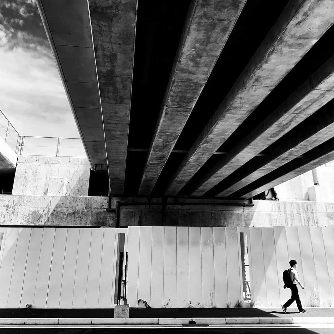 naotakeのインスタグラム：「ガード下 - Under the railroad bridge / iPhone XR + Snapseed, 20190905 . . お昼に激辛ラーメン。よく考えてある程度の辛さにとどめた。大人になったものだ。 . . #royalsnappingartists #infamous_family #rsa_main #infinity_photo_cult #2_fineart #jp_gallery #jp_gallery_bnw #trb_bnw #wp_bnw  #bnw_life #bnwlife_member #bnw_life_shots #bnw_captures #world_bnw #top_bnw #team_jp_ #team_jp_モノクロ #ig_energy_bw #ig_nihon #streetphotographybnw #igersjp #blackandwhite #bnw #bnwphoto #monochrome #bw #bnwphotography #ShotOniPhone #shotoniphoneXR」