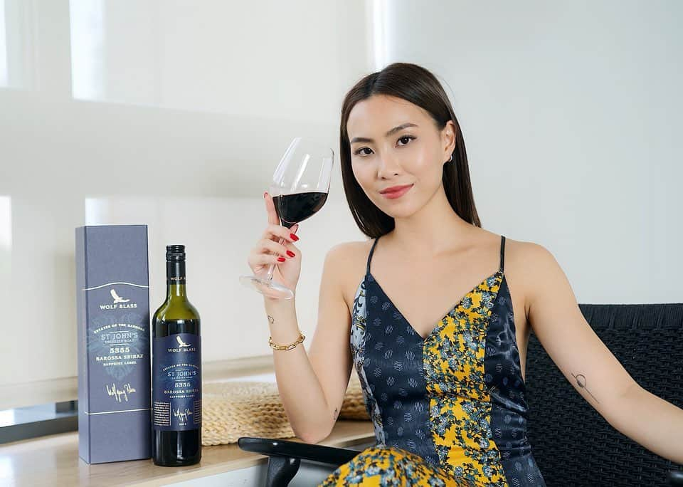 ソニアさんのインスタグラム写真 - (ソニアInstagram)「My idea of the perfect me-time - a relaxing afternoon with a glass of red! 🍷Gonna let you in on a little secret tho: I've been getting my fave bottles delivered straight to my doorstep! . Singapore’s first online luxury e-commerce platform, iShopChangiWines.com, offers tax and duty-absorbed wines, champagnes and sakes even if you are not travelling! . I'm always spoiled for choice when I shop online with them, with over 140 amazing premium bottles to choose from that include travel exclusives!! The process was seamless, and my wines arrived in less than 5 days. My bottles arrived in great condition and in a delivery box! . Enjoy complimentary delivery when you spend above S$150! Perfect for the next time you're throwing a house party too 🥳 . #iShopChangiWines #DFSChangi #ad」9月4日 18時47分 - soniachew