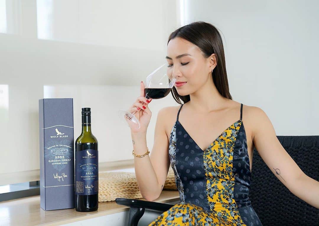 ソニアさんのインスタグラム写真 - (ソニアInstagram)「My idea of the perfect me-time - a relaxing afternoon with a glass of red! 🍷Gonna let you in on a little secret tho: I've been getting my fave bottles delivered straight to my doorstep! . Singapore’s first online luxury e-commerce platform, iShopChangiWines.com, offers tax and duty-absorbed wines, champagnes and sakes even if you are not travelling! . I'm always spoiled for choice when I shop online with them, with over 140 amazing premium bottles to choose from that include travel exclusives!! The process was seamless, and my wines arrived in less than 5 days. My bottles arrived in great condition and in a delivery box! . Enjoy complimentary delivery when you spend above S$150! Perfect for the next time you're throwing a house party too 🥳 . #iShopChangiWines #DFSChangi #ad」9月4日 18時47分 - soniachew