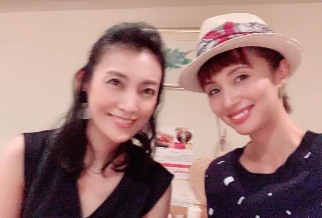 のインスタグラム：「美里さんご出演のドラマ 『それぞれの断崖 』を毎週楽しみにしてる私は、 連日はつみさんに逢えたので幸せでした....💖 もう来週の展開が気になるー!! 写真のブレも気になるー!! 帽子はもちろん、ジンノビートシテカッシ♫ ・ ・ #フジテレビ系 #東海ドラマ #それぞれの断崖 #次週が待ちどうしい #ジンノビートシテカッシ #jinnobeatshitecassie」