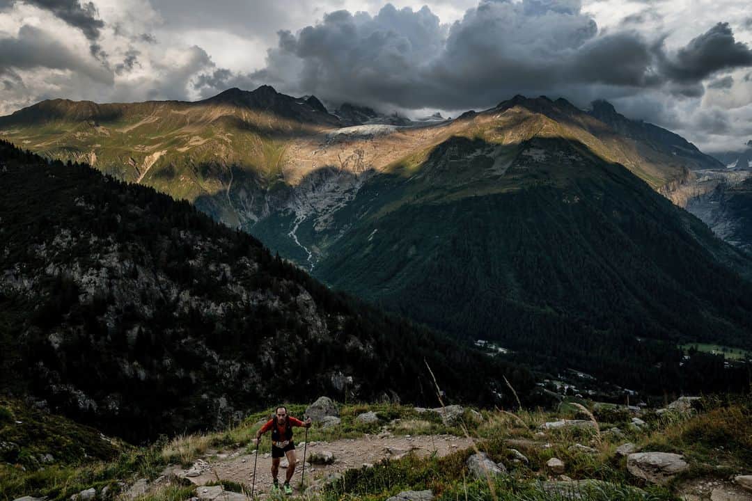 AFP通信さんのインスタグラム写真 - (AFP通信Instagram)「#AFPrepost 📷 @jeff_pachoud - Ultra Trail du Mont Blanc 2019 - . The 170 km Mount Blanc Ultra Trail (UTMB) race around the Mont-Blanc crossing France, Italy and Swiss, in August, 2019. #utmb #mountain.  #dailylife #dailypic #instadaily #igdaily #everyday #photooftheday #picoftheday #pictureoftheday #dailyphoto #bestoftheday #instaoftheday #instagood #instamountain #instatrail #sport #sportphotography #trail #mountains #sport @afpsport #montblanc #instasport #ultratrail #utmb #ultratraildumontblanc @afpphoto @utmbmontblanc」9月4日 18時51分 - afpphoto
