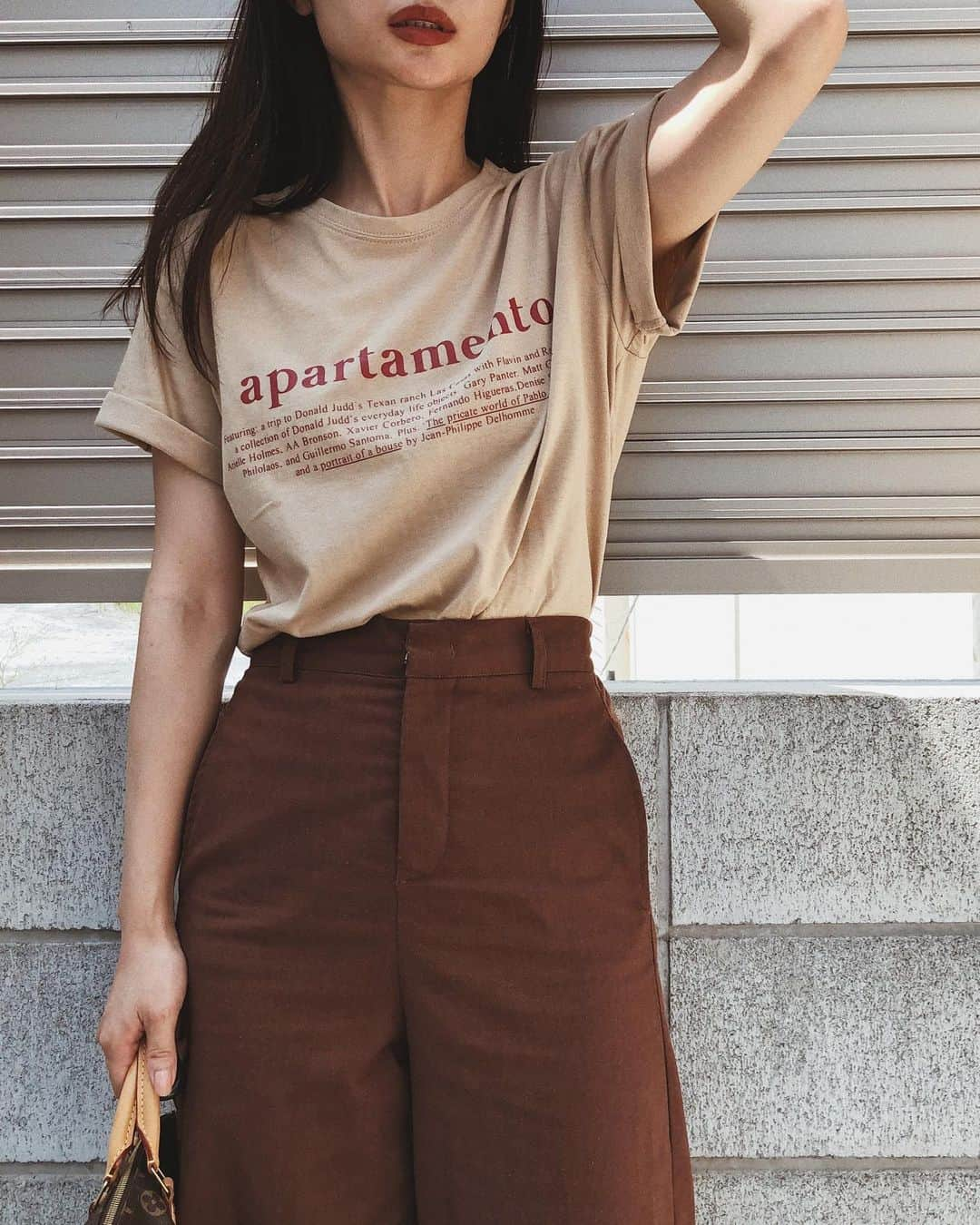 柳橋唯さんのインスタグラム写真 - (柳橋唯Instagram)「outfit ・ ・ ちょっと前の。 Tシャツのロゴの色とリップの色をリンクさせてみましたの。 ベージュに赤みブラウンはやっぱり可愛い。  1年の中で唯一、嫌いじゃない季節の秋。 ファッションも秋が一番好き。 ずっと秋だったらいいのに。 でもきっと私の事だから、ずっと秋だったら 「もうそろそろ秋飽きた。」 とか言うと思う。  注)ダジャレではございません。親父ギャグでもございません。 ・ ・ Tシャツ、パンツ:#coca @coca_official_store  サングラス:#sly @sly_official ・ ・ #Tシャツ#ロゴTシャツ#ロゴT#シンプルコーデ#ワントーンコーデ#fashion#lip#coordinate #outfit #ootd #今日のコーデ#コーデ#ママコーデ #プチプラ #プチプラコーデ#大人女子#love#シンプル#シンプルコーデ#キレイめカジュアル#コーデ#サングラス#ベージュコーデ#カジュアルコーデ#ロゴTコーデ#パンツ#ワイドパンツ#ブラウンリップ」9月4日 18時56分 - yui.yanagihashi