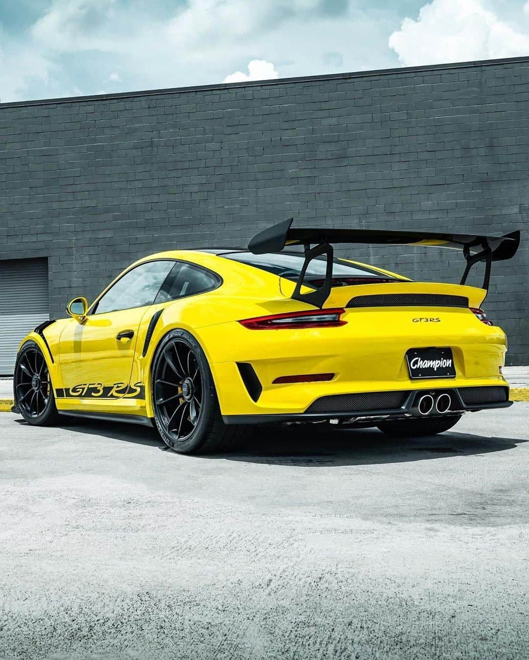 Porscheさんのインスタグラム写真 - (PorscheInstagram)「Let this Racing Yellow brighten your humpday. #PorscheMoment #911 #GT3RS (📸: @kfletchphotography)  __ 911 GT3 RS: Fuel consumption combined: 13,2 l/100 km; CO2 emissions combined: 303 g/km」9月4日 19時00分 - porsche