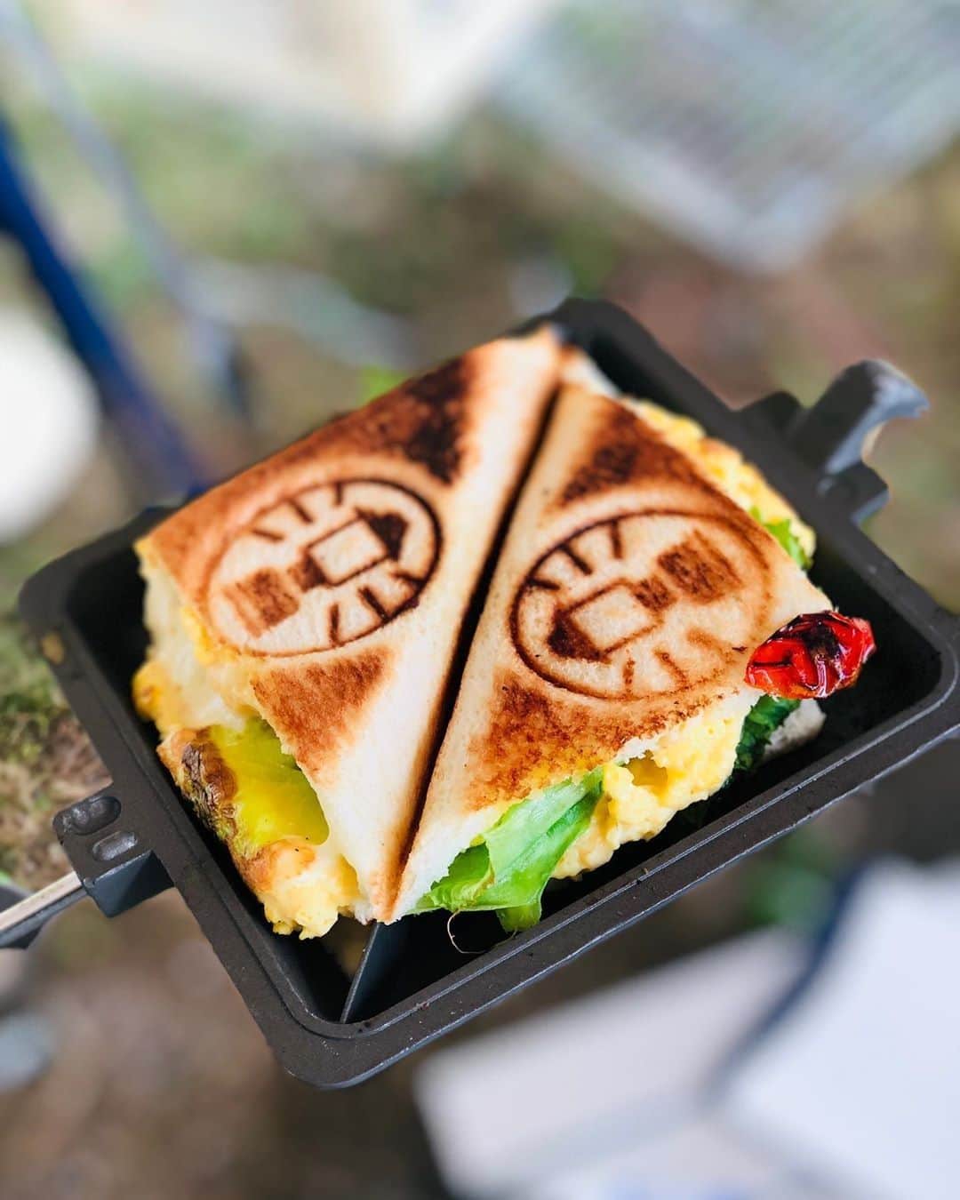 Coleman Japanのインスタグラム：「🥪 #ランタンマーク が きれいに入ると、良い事があるかも？ ・ 📷： @sayainu さん 素敵なお写真ありがとうございました✨ ・ ━━━━━━━━━━━━━━━ #私のコールマン を付けて投稿して頂いた中から素敵なお写真は、コールマン公式SNSでご紹介させて頂きます♪ ━━━━━━━━━━━━━━━ ・ #ホットサンド #私のコールマンレシピ」