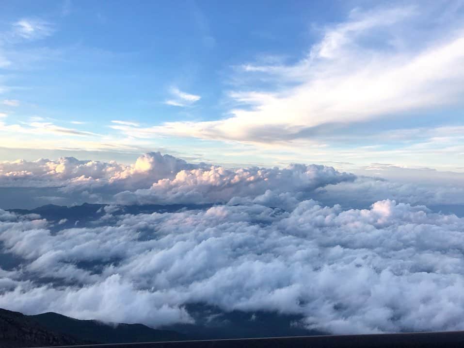 キタキマユさんのインスタグラム写真 - (キタキマユInstagram)「2019.9.2 人生初の、富士山に登ってきました✨🗻✨  2日間とも素晴らしい天候に恵まれ、雨に降られることなく、無事に山頂までたどり着くことが出来ました🌸✨✨✨  8合目で一泊休憩し、山頂のご来光を目指して、真夜中に山小屋を出発✨  美しい満点の星空の中🌌🌌🌌 ヘッドライトを頼りに、ひたすら岩の道を登り続けました🌸✨ 休憩中に、オリオン座の間を流れる、流れ星をみる事ができました✨✨🌠✨✨  富士登山、1日目です⭐️  #富士山 #mtfuji  #富士山登山  #8合目 #雲海  #白雲荘  #満点の星空  #流れ星  #条件は最高  #あと少し #一歩一歩に集中 #amazingview2019 #day1  #fujimountain  #kitakimayu #キタキマユ」9月4日 19時14分 - kitakimayu_official