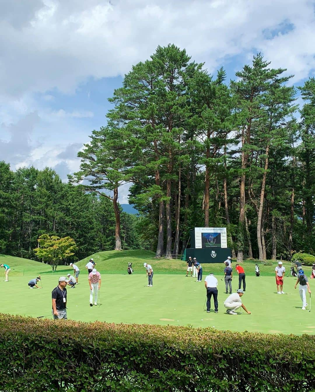 小澤陽子さんのインスタグラム写真 - (小澤陽子Instagram)「𝚊𝚝 𝚠𝚘𝚛𝚔☻  フジサンケイクラシック⛳️ 明日、開幕です🤩今年で第４７回📰。 . . 今年も楽しみなメンバーが勢ぞろい‼️ お会いして話してくれた選手のお話を、少しシェアします…🌼 . . . 📝 #おざよーmemo✎. . ✰ 選手会長・石川遼プロ 後輩選手のこともよく見ていて、兄貴分としての目線で温かいエピソードを教えてくれた石川プロ。(同い年🤩✨) 連覇の経験があるこの富士桜カントリークラブは、毎年変わっていて、自分がそれに気付けるかというのが楽しくて、とても好きなコースだそうです🌸 去年は残念ながら欠場でしたが、今年はとてもいい状態だそう！ 今大会 / 今季 ３勝目がかかります‼️. . ✰ ディフェンディングチャンピオン星野陸也プロ 去年の今大会優勝を経験して、なにかを掴んだそうで、今年もツアー優勝。現在賞金ランキング３位💰 186cmの長身に甘いマスク🍫🎭 とっても小顔でした！笑. . ✰ C・キム プロ と、に、か、く！！飛距離がすごい！！ 韓国出身でアメリカで活躍する選手ですが、幼少期から、バスケ、サッカー、ゴルフ、スケートボードなど、いろーーーんなスポーツをやっていて、中でもやはりゴルフが段違いで得意だったそう⛳️ 特にびっくりしたのが、身長。(笑) 188cmという数字よりも大きく感じる大きさなんですが、なんと12歳の時にはその身長だったというのにビックリ仰天でした。笑. . ✰ 比嘉一貴(かずき)プロ  先週のKBCオーガスタで、ツアー初優勝🏆 10歳の時に、親に連れられて人生初めてクラブを握り回ったら、ななななんと…２ホール目から参加で、97 だったそう😨😨✨ 恐るべし…。158cmと小柄ながら、胸板がかなり分厚く、がっちりでした！ 石川遼選手によると、コースの傾斜をちゃんと自分が動いて測っていたようで、そういった泥臭くこまやかな部分があるんですね…🥺 . . とにもかくにも熱いフジサンケイクラシックを、今年も是非ご覧ください🌻  #フジサンケイクラシック #⛳️ #竹下陽平アナ #小澤陽子 #ことしも #陽陽コンビ🤟🏻🤟🏻 #竹下さんの目ヂカラもすごい😂😂 #息ピッタリのスウィングじゃないですか⁉︎笑 #本日の髪型と衣装🌸」9月4日 19時07分 - yoko.ozawa729