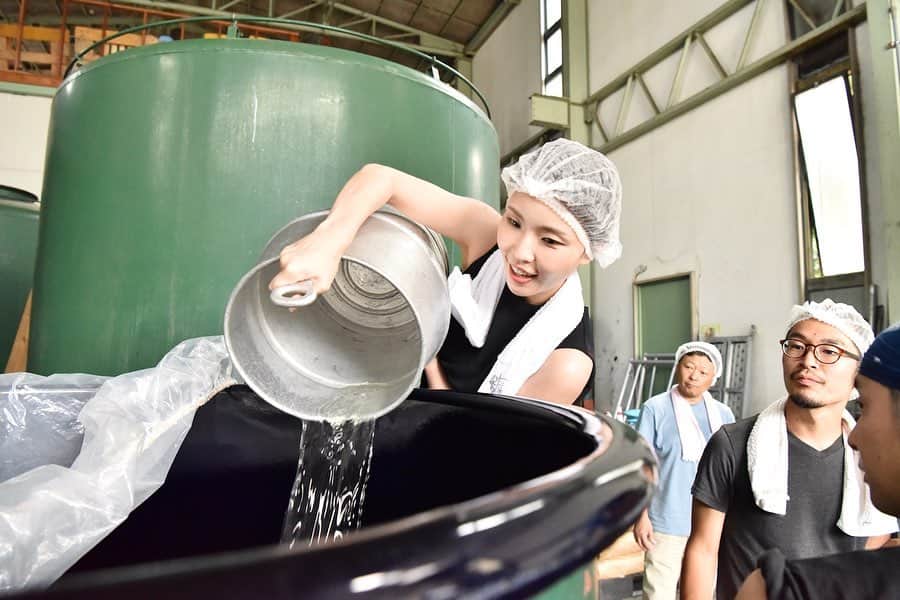 のインスタグラム：「Making “Umeshu“ at Daishinshu with one of the most luxurious sake and full-bodied ripe plum! . . この夏、 梅酒造りのお手伝いをさせていただいた、 長野県の大信州酒造さま。 . そんな大信州さまの 毎年恒例の大人気イベント 【大信州 手いっぱいの会 in 東京】 にて 今年もミス日本酒としてお手伝いさせていただきます🌸 . 振袖にサッシュは久しぶり。 年齢的にも振袖は着納めのつもりなので、 大切に、大切に、 時間を過ごさせていただきます。 . 9月8日(日) 15時〜 ホテルグランドパレス(2階ダイヤモンドルーム) 会費 ¥10,000 立食スタイル . http://www.daishinsyu.com/blog/ . . . . . そんな お世話になっている大信州さまでは、 「想定内 梅酒 2018BY」造りのお手伝いをさせていただきました . . 最高級の純米大吟醸「想定内」の原酒をまず開栓することから始まり、その後漬け込み作業へ。 . そのままでも最高に美味しいお酒を贅沢に使用し、 まるっと大ぶりな完熟梅を合わせ、大信州さまのこだわりを感じました…！ . . 「想定内 梅酒 2017」はまだ一部在庫があるようなので、 ぜひお手にとってくださいませ🙌 偏光感のあるラベルが美しいのです🥰 https://shop.koh-inc.jp . . . . . . . #portrait #酒造り #酒造り体験 #大信州酒造 #想定外想定内 #諏訪の国公式アンバサダー #児玉アメリア彩#ミス日本酒#日本酒#日本酒女子#長野女子#長野酒#バイリンガル女子 #日本酒好きと繋がりたい#日本酒インスタグラマー #ポン酒タグラム #sakeレポ #日本酒フォト #sakekampai #sakebottle #飲酒タグラム #酒スタグラム #日本酒で乾杯 #sakelover #sake#sakegirl#sakestagram #japanesesake」