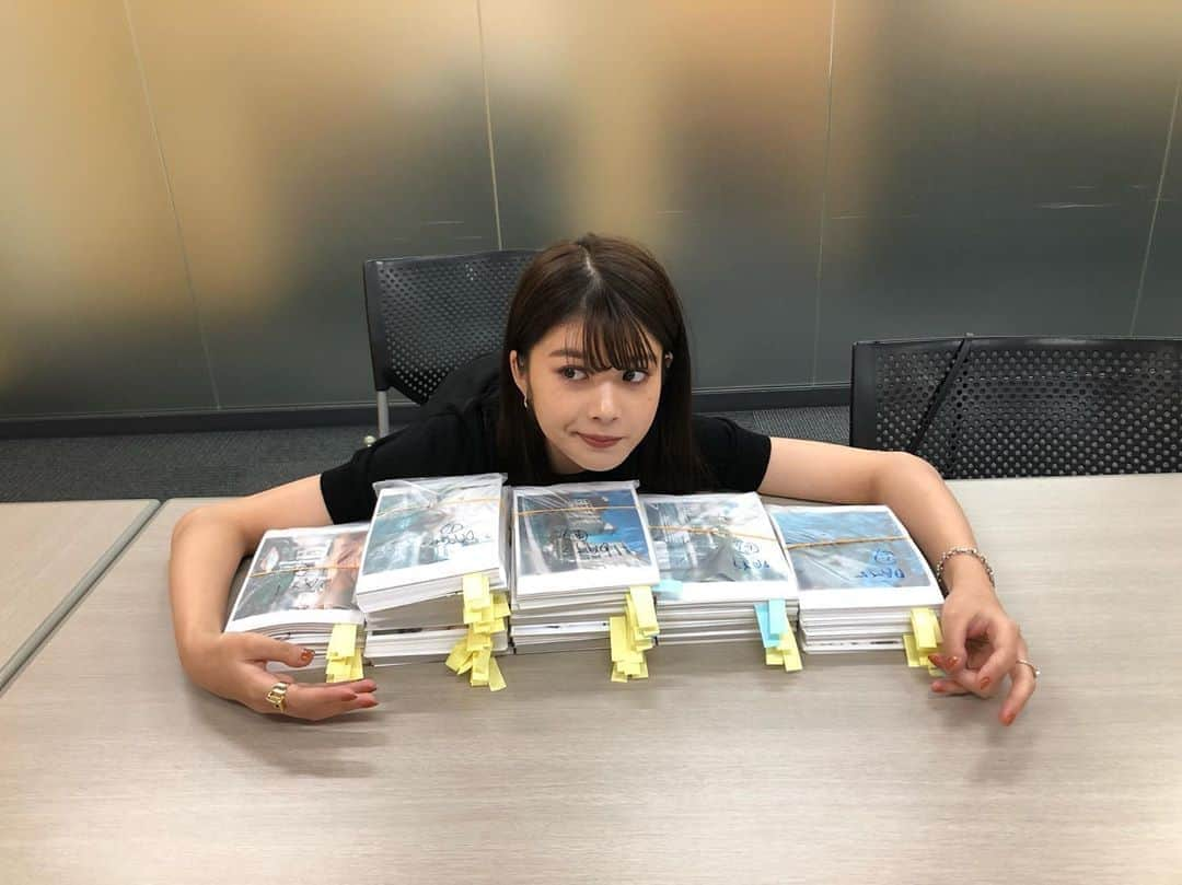 馬場ふみかさんのインスタグラム写真 - (馬場ふみかInstagram)「. 撮影終わりで編集部にて 「ばばたび」の写真選びに。 今までないような面白い写真も たくさんありましたよ、お楽しみに。 私も楽しみ。絶賛予約受付中ですー。 「ばばたび」11月13日発売 撮影 三瓶康友 #ばばたび」9月4日 19時10分 - fumika_baba