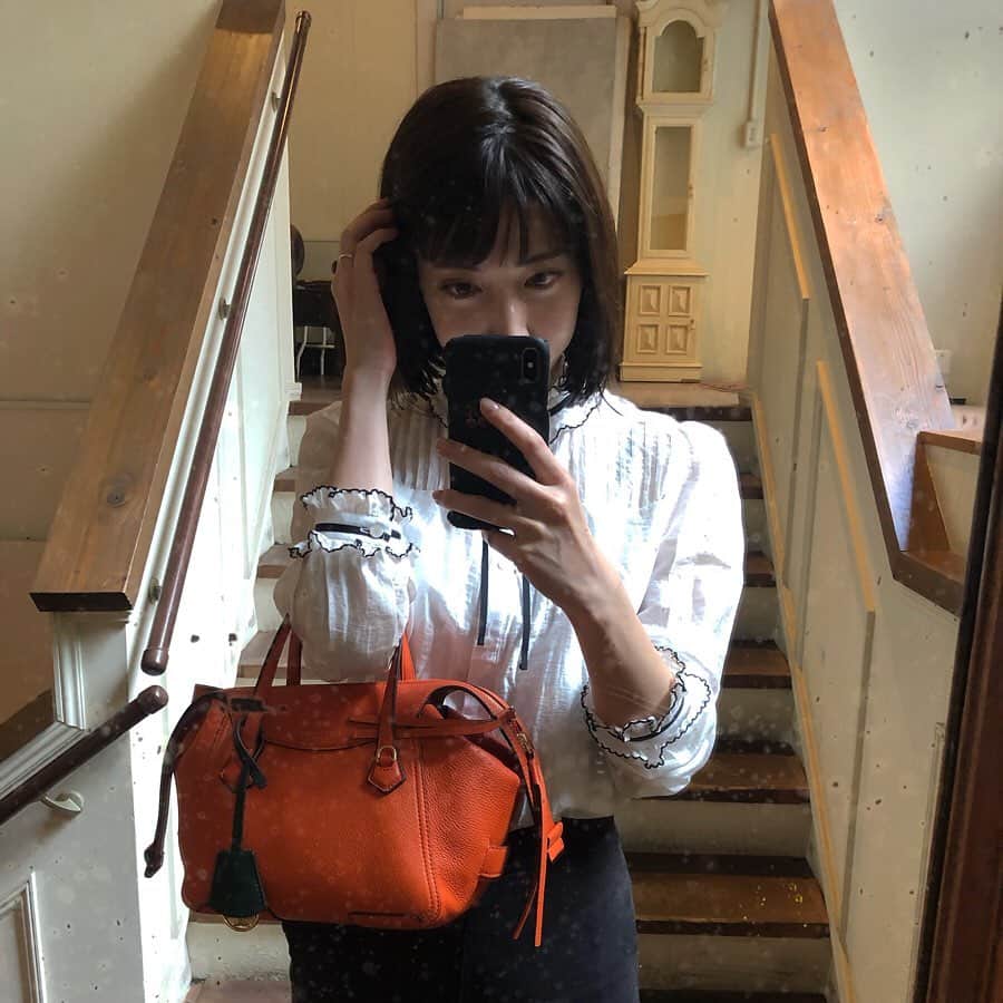 のインスタグラム：「. new item👜🍂 秋冬item投入。 橙こっくりカラー、 使い勝手が良すぎるサイズ感、 全てお気に入りの @toryburch  2019A/W collection bag🍊 今日から阪急梅田1F、4Fにて TORY BURCHPOPUP SHOPが同時開催してるので、 イニシャルも入れてもらいました👌🏻 愛着湧いて更にお気に入り。。☺️ 4Fフロアではこんな動く写真も撮れますよ〜！ ↑三十代にはなんていうのか分からない。笑. . #toryburch  #torystories  #DestinationAnywhere」