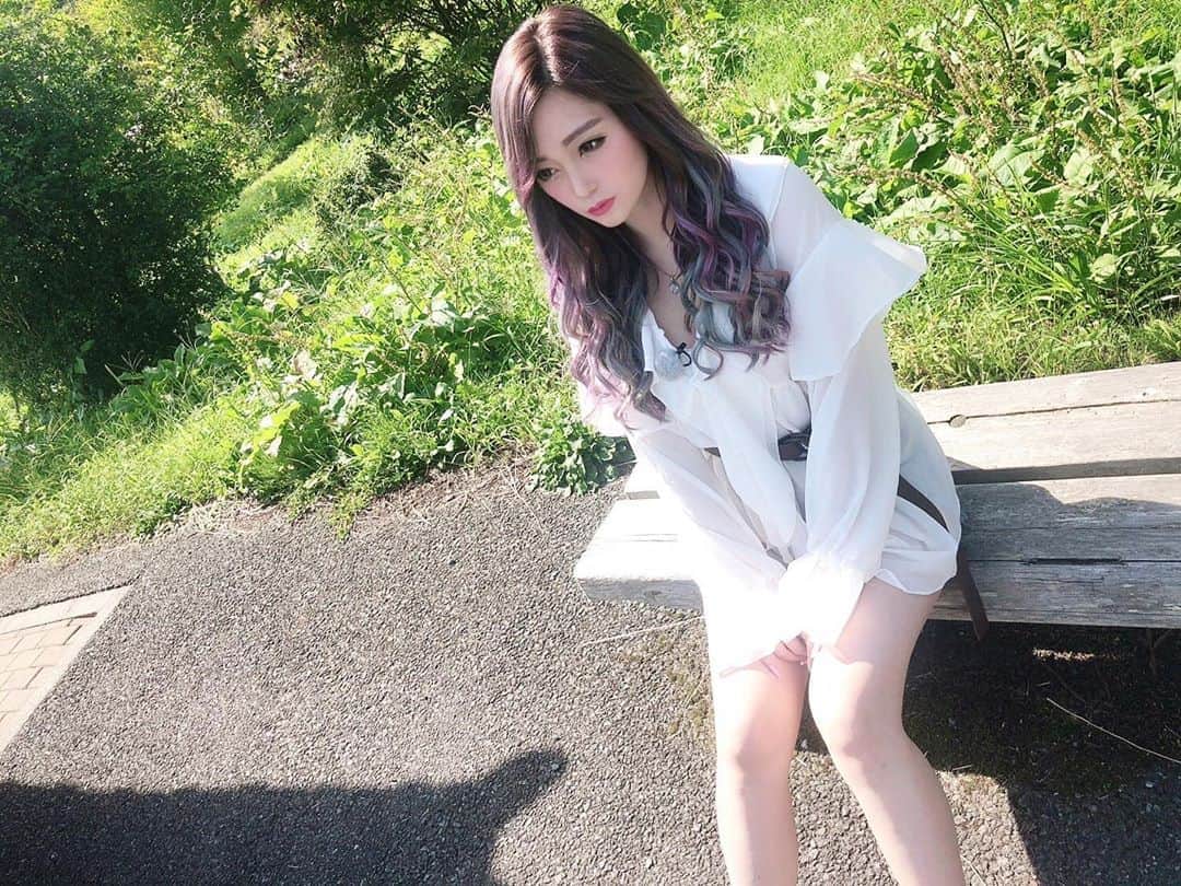 のインスタグラム：「ぼーっと撮られた🤭🤭🤭 @17kg_official ...❣️❣️ ️ #instafashion #fashion #code #reddress #ootd #패션 #코디 #패션스타그램 #코디스타그램 #오오티디 #white #whitefashion」