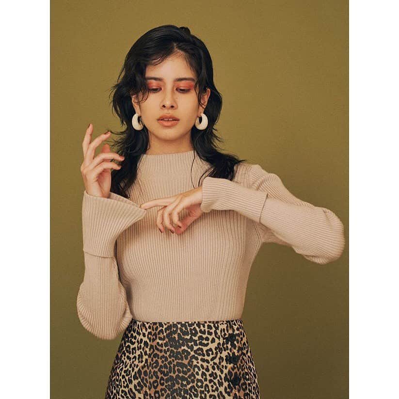 Julia Abe Brazilianさんのインスタグラム写真 - (Julia Abe BrazilianInstagram)「SHEL’TTER Mag Issue #51 wearing all @sly_official 💜」9月4日 19時20分 - juliasumire