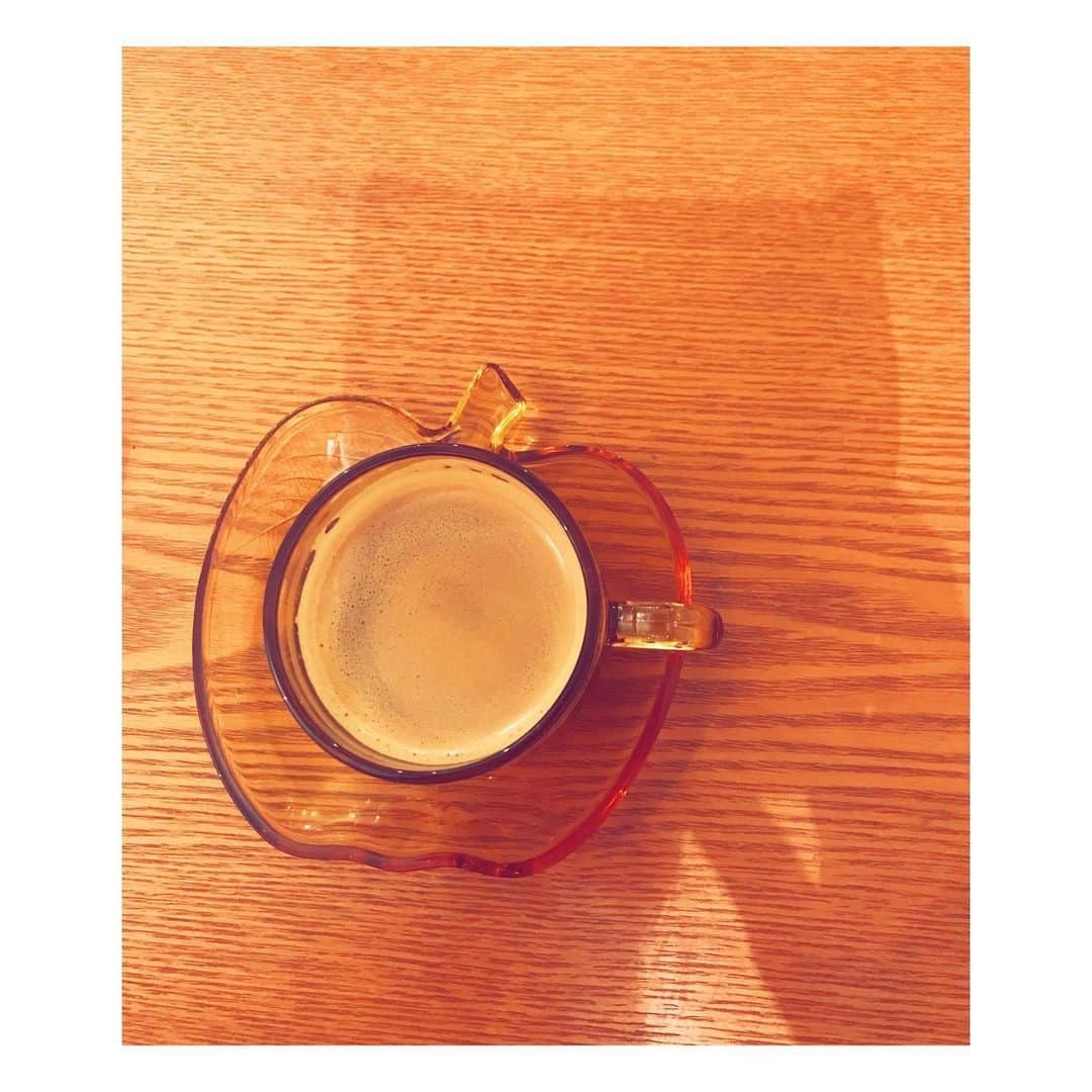 奥村愛子のインスタグラム：「* 友だちの家の カップとソーサー りんご🍎 かわいーい」