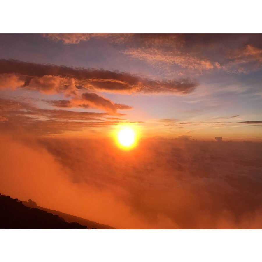 キタキマユさんのインスタグラム写真 - (キタキマユInstagram)「2019.9.3 富士山登頂✨🗻✨ 一歩一歩と登り続け、遂に、ご来光を見ることが出来ました✨🌅✨ 本当にすごかった！！！😂✨✨✨  登りも下りも、とてもきつかったけど、それはもう覚悟の上。 辿り着いた山頂の先には、言葉にできないほど美しい幻想的な景色が広がり、わーわーありがとう！！と、いっぱいの拍手を送りながら涙が出ていました✨😂💕  諦めずにがんばって本当に良かった！！ くるくると表情を変える、あの一瞬一瞬の素晴らしい眺め、一生忘れられません✨🗻✨  ガイドさん、チームで登ったみなさん。 日本一の山、富士山。 自然の偉大さと素晴らしさに。 ありがとうしかないです🌸✨✨✨  素晴らしい経験をさせて頂き、本当にありがとうございました！！！ また絶対、登りに来ます️💕  #富士山  #富士山頂上  #標高3776m  #富士山ご来光  #素晴らしい眺め  #富士山登山  #ご来光 #雲海  #最高のお天気に恵まれて  #達成感すごい  #ありがとうございます🙏 #thankyouforeverything  #mtfuji #sunrise  #amazingview2019 #kitakimayu #キタキマユ」9月4日 19時25分 - kitakimayu_official