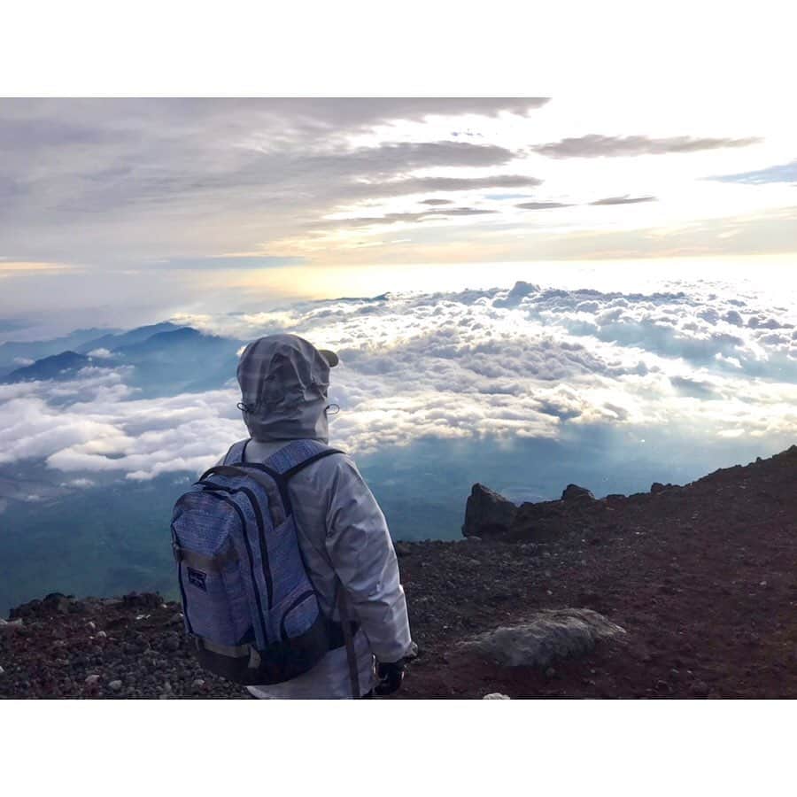 キタキマユさんのインスタグラム写真 - (キタキマユInstagram)「2019.9.3 富士山登頂✨🗻✨ 一歩一歩と登り続け、遂に、ご来光を見ることが出来ました✨🌅✨ 本当にすごかった！！！😂✨✨✨  登りも下りも、とてもきつかったけど、それはもう覚悟の上。 辿り着いた山頂の先には、言葉にできないほど美しい幻想的な景色が広がり、わーわーありがとう！！と、いっぱいの拍手を送りながら涙が出ていました✨😂💕  諦めずにがんばって本当に良かった！！ くるくると表情を変える、あの一瞬一瞬の素晴らしい眺め、一生忘れられません✨🗻✨  ガイドさん、チームで登ったみなさん。 日本一の山、富士山。 自然の偉大さと素晴らしさに。 ありがとうしかないです🌸✨✨✨  素晴らしい経験をさせて頂き、本当にありがとうございました！！！ また絶対、登りに来ます️💕  #富士山  #富士山頂上  #標高3776m  #富士山ご来光  #素晴らしい眺め  #富士山登山  #ご来光 #雲海  #最高のお天気に恵まれて  #達成感すごい  #ありがとうございます🙏 #thankyouforeverything  #mtfuji #sunrise  #amazingview2019 #kitakimayu #キタキマユ」9月4日 19時25分 - kitakimayu_official