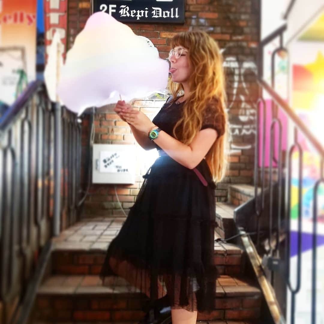 TOTTI CANDY FACTORYのインスタグラム：「😋🍭 Thank you for coming! ご来店ありがとうございます☺️ Photo by: @adventurousanthropologist  #repost  #totticandy  #totticandyfactory  #rainbowcottoncandy #tokyo #harajuku #instagood」