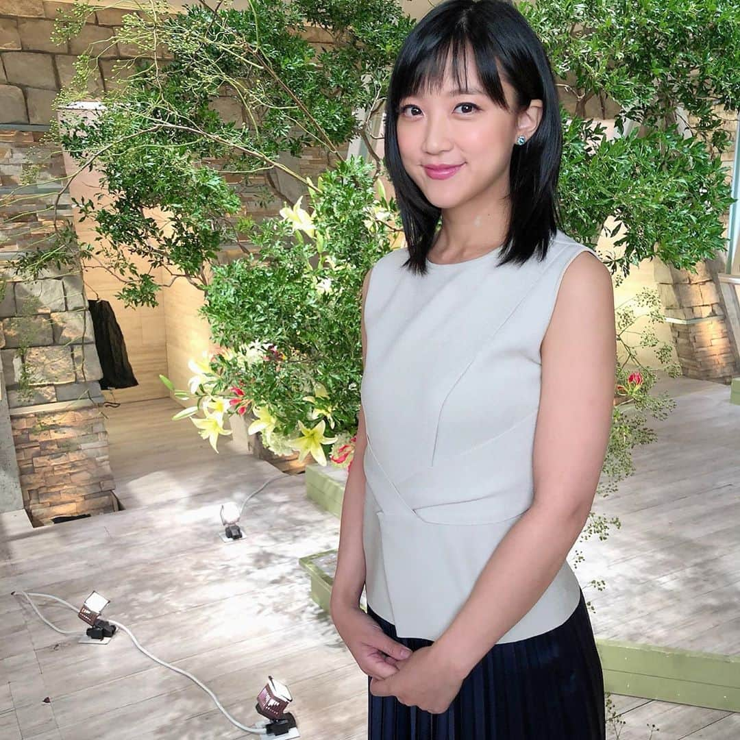 竹内由恵さんのインスタグラム写真 - (竹内由恵Instagram)「報道ステーションの衣装です。3枚目は藤田真央さんがスタジオでピアノを演奏してくださったときの写真です！藤田さんは本当に幸せそうにピアノを弾いていらっしゃって聴いているだけで心踊りました！まだ20歳！熱盛コーナーが好きだと教えてくれました^ ^  1枚目 ワンピース  FeteROBE(フェテローブ) 2枚目 ブラウス・スカート EPOCA(エポカ) 4枚目 ブラウス EPOCA THE SHOP (エポカ ザ ショップ) 5枚目 ワンピース FABIA(ファビア) 6枚目 ニット・スカート EPOCA(エポカ) #アナウンサー衣装#feterobe #epoca #epocatheshop #fabia #藤田真央#ピアニスト」9月4日 19時31分 - yoshie0takeuchi