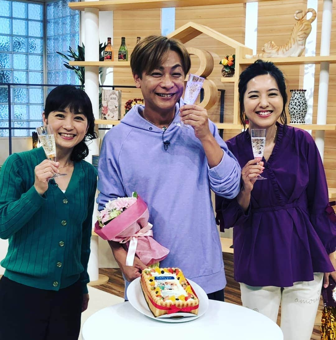 小椋ケンイチ(おぐねー)さんのインスタグラム写真 - (小椋ケンイチ(おぐねー)Instagram)「もう何回お誕生日をお祝いしてもらっただろう🎂 付き合った男👨よりも多くの年月 【ビートップス📺】の仲間には毎年誕生日のおめでとうを言ってもらっています!! やっぱりお仕事は裏切らない笑 皆さん本当に成長を見届けていただきありがとうございます❤ 毎年趣向を凝らしたケーキも嬉しいです! 誕生日は9月６日 あと２日です😁 今は静かな時間が流れています。 #ビートップス #読売テレビ」9月4日 19時41分 - kenichi_ogura