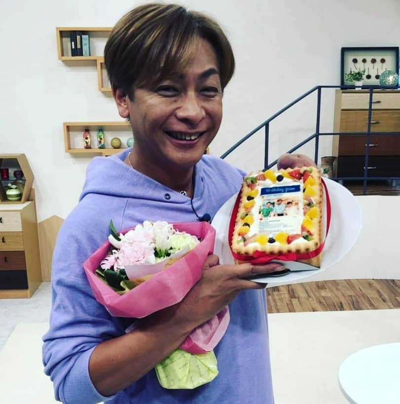 小椋ケンイチ(おぐねー)さんのインスタグラム写真 - (小椋ケンイチ(おぐねー)Instagram)「もう何回お誕生日をお祝いしてもらっただろう🎂 付き合った男👨よりも多くの年月 【ビートップス📺】の仲間には毎年誕生日のおめでとうを言ってもらっています!! やっぱりお仕事は裏切らない笑 皆さん本当に成長を見届けていただきありがとうございます❤ 毎年趣向を凝らしたケーキも嬉しいです! 誕生日は9月６日 あと２日です😁 今は静かな時間が流れています。 #ビートップス #読売テレビ」9月4日 19時41分 - kenichi_ogura