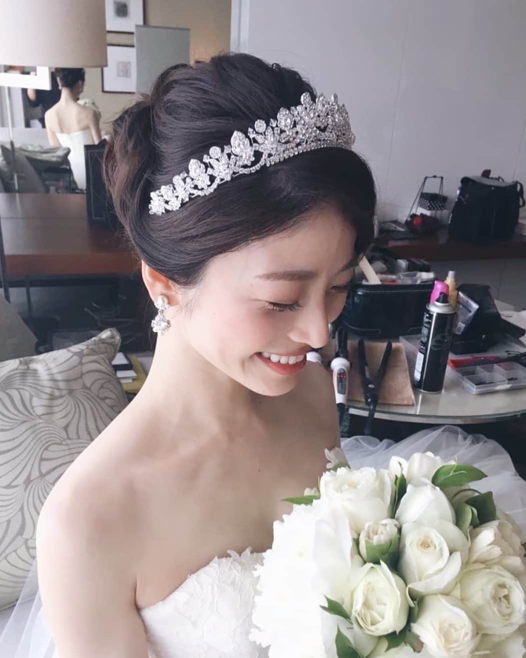 竹本実加さんのインスタグラム写真 竹本実加instagram Shioちゃんの 王道花嫁スタイル 披露宴入場の際 高さのある豪華なティアラを コーディネート 髪型も負けないように しっかり高さを出しました アクセサリーも色々相談して決めて 楽しかったね