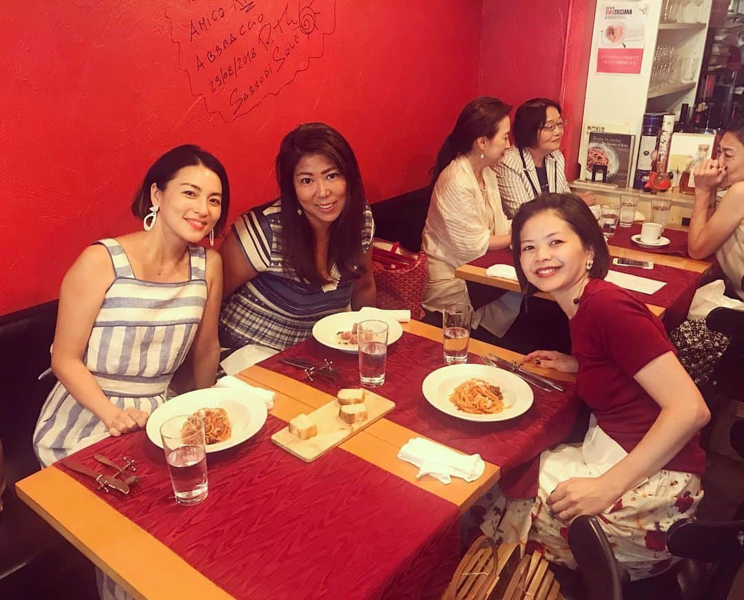 のインスタグラム：「小中高同じ学校だった友達と懐かしい街で イタリアンランチ🇮🇹🍝。 あれからどれだけの月日が流れたの？  今もこうして一緒に笑えてる不思議。  人生って、すごい✨ #今日の高速のBGMはユーミン #ユーミン熱唱」
