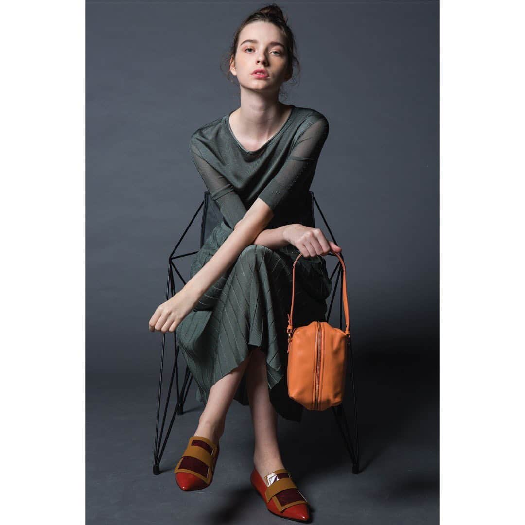 ANTEPRIMAさんのインスタグラム写真 - (ANTEPRIMAInstagram)「Go green for fall as your styling basics! Our elegant, sheen Rayon and well-tailored Easy Care Pleated collections are your ultimate edits for on-and-off duty looks.  #anteprima #FW19 #EasyCarePleated #Rayon #FallWinter2019 #look #lookoftheday #green #fashion #style #sheen #gogreen #offduty #photo #ootd #elegant #elegance #luxury #italian #instafashion #fashiondesign #readytowear #womenswear #アンテプリマ #패션」9月4日 19時40分 - anteprimaofficial