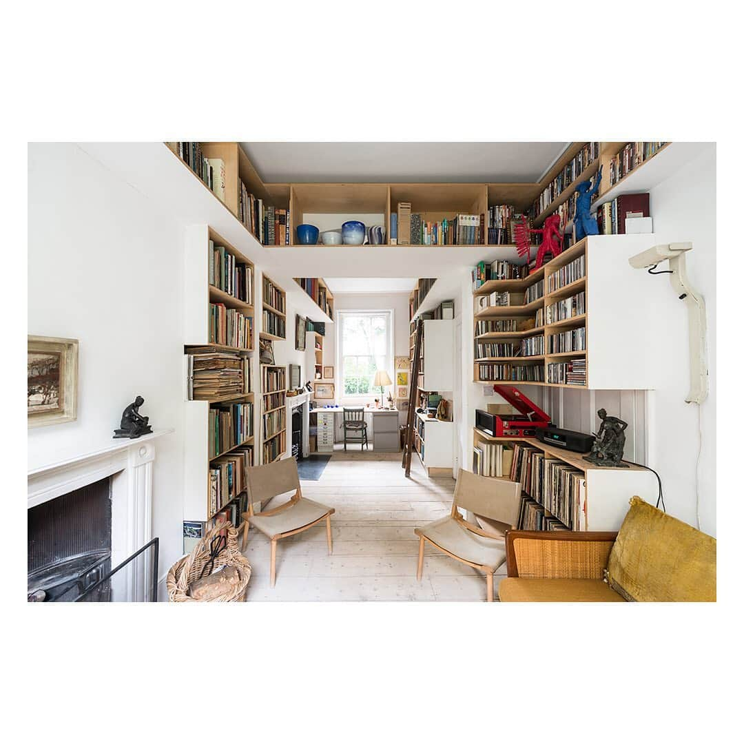 The Modern Houseさんのインスタグラム写真 - (The Modern HouseInstagram)「#forsale Picture Perfect: a refined artists' house on Canonbury Grove in Islington. Link in our bio for the sales particulars.」9月4日 19時50分 - themodernhouse