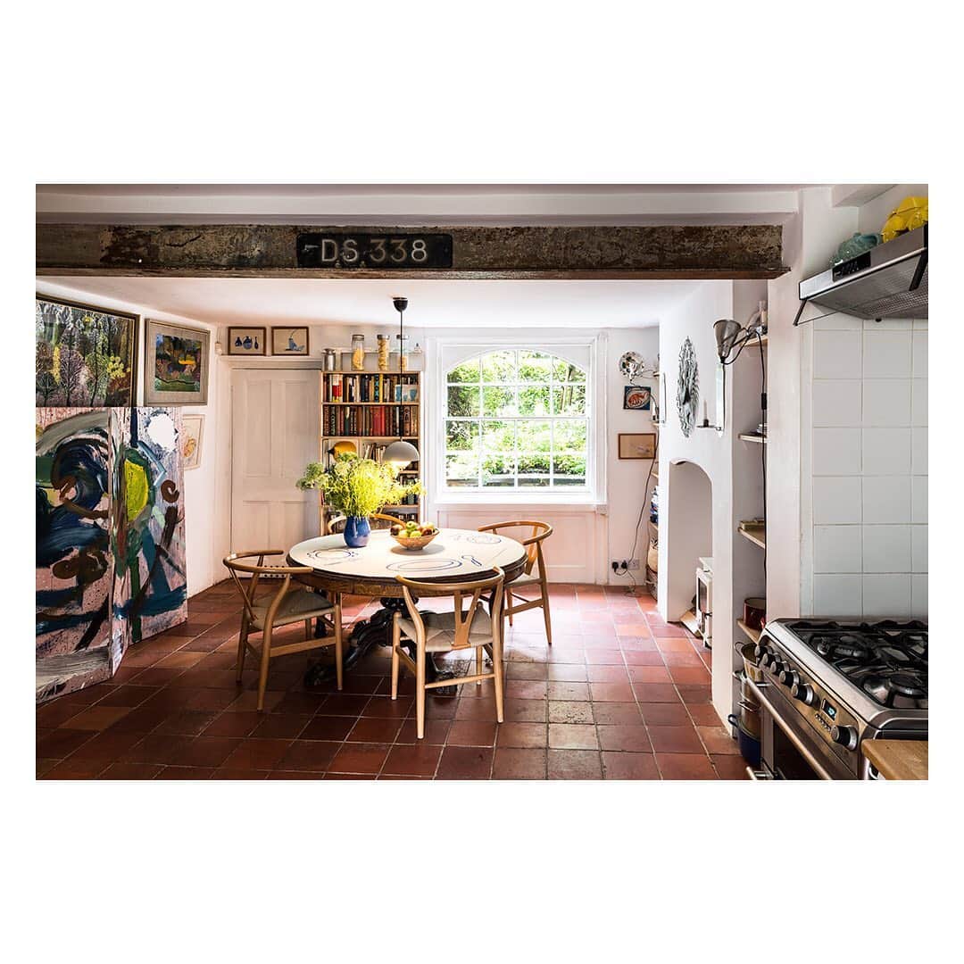 The Modern Houseさんのインスタグラム写真 - (The Modern HouseInstagram)「#forsale Picture Perfect: a refined artists' house on Canonbury Grove in Islington. Link in our bio for the sales particulars.」9月4日 19時50分 - themodernhouse