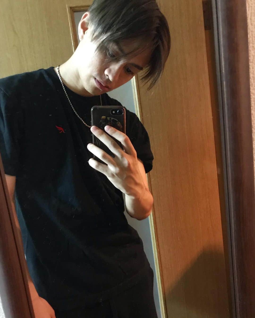 中垣悟のインスタグラム：「Hi, new hair🙌 Goodbye blond😢 . ✂︎→ @keitaro.n  By @rojii_hair . #FREAK福岡 #SEIKATSUKAN #SUGATAMI #MANNAKAWAKE #OTOKONOKAMINOKE #ARIGATO #HARAHETTA」