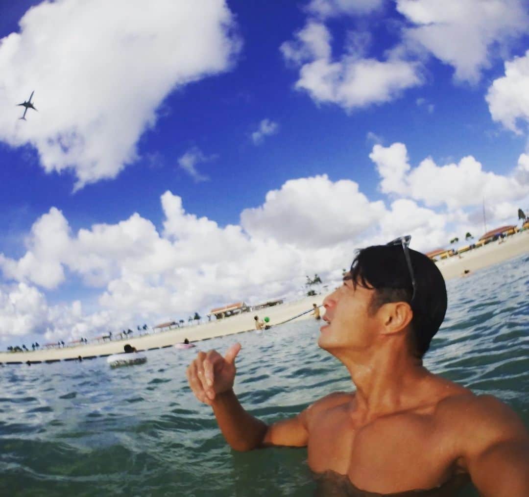 コアラ小嵐のインスタグラム：「海行ってきた！なんとか晴れてる☀️ #沖縄 #海」