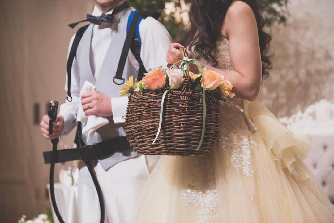 ヴィラデマリアージュさいたまのインスタグラム：「—Party Report—﻿ ﻿. ”Love is in the air!　～愛に包まれる1日～” Syuhei＆Yu's mariage ﻿ ﻿. 笑顔あふれるお二人は . まわりの全ての人も笑顔にする とっても温かいお二人でした . ﻿. そんなお二人にはご結婚式を通して より「愛」と「絆」を 再確認して頂きたいと感じ . ゲストの皆様の愛によって完成される 『かごブーケ作り』をご提案致しました . 何も入っていないかごから始まり・・・ . だんだんとゲストの協力、愛情によって 増えていくお花・・・ . . 「私たち、本当にみんなのことが大好きなんです！」 . . お二人がゲストを好きな気持ちに負けないくらい 友人、ご親族様、お父様、お母様も、お二人の事が大好き . お二人がたくさんの愛に包まれて生きてきた そんなストーリーを現したお時間でした . . いつまでも、笑顔あふれる お二人の幸せが続きますように Bon Mariages!﻿ ﻿. ﻿. #villasdesmariages#ヴィラデマリアージュ#ヴィラデマリアージュさいたま#結婚式レポート#結婚式場#ウェディング#wedding#ブライダルフェア ﻿ #式場見学#大宮結婚式場#結婚式場探し#式場探し#南フランス﻿ #ウェディングネーム#weddingname#コンセプトウェディング#プレ花嫁#プレ花嫁準備#プレ花嫁さんと繋がりたい#卒花嫁#卒花嫁レポ#卒花嫁さんと繋がりたい#さいたま#さいたま結婚式場」
