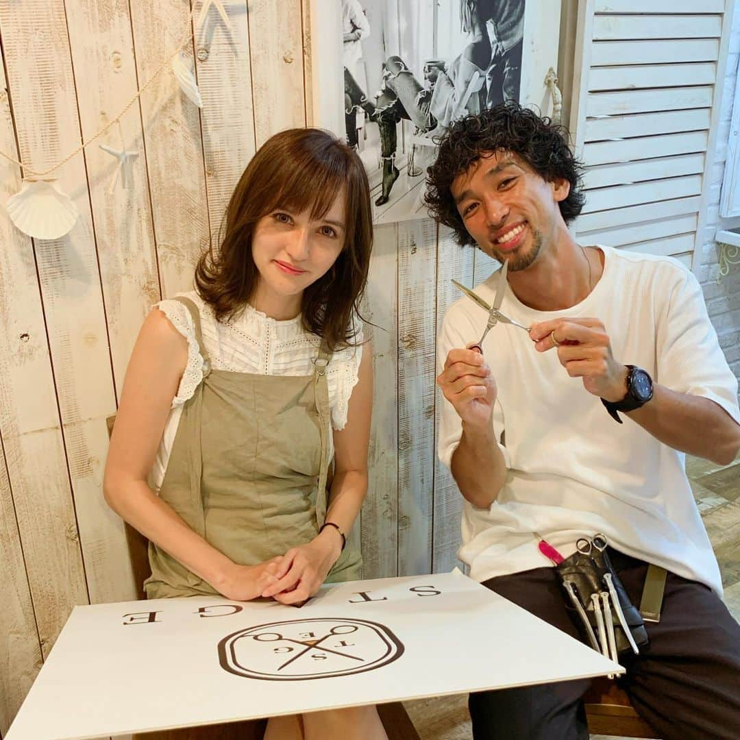 奥山絵里奈さんのインスタグラム写真 - (奥山絵里奈Instagram)「#ヘアメンテナンス に行ってきました〜💇🏼‍♀️ いつもお世話になってる表参道Stageの @sutokenichi さん！  #イルミナカラー で透明感のあるカラーにしてもらいました♫  前回ハイライト入れて貰ったので透明感も出るしデザインもオシャレ❤️ ズボラすぎるからヘアカラーオシャレにして貰えて助かる😇笑  カウンセリングをしっかりやってくれて髪の悩みに真剣に応えてくれるので困ってる方は本当オススメですよ🤗  トリートメントで髪の広がりも抑えて貰えてとにかく扱いやすい髪型になって大満足です♫  #ヘアカラートレンド #ヘアカラー外国人風カラー #ハイライトカラー #ママヘア #アラサーママコーデ #アラフォーママコーデ #表参道で1番顔が長い美容師 #ストレートヘア」9月4日 19時58分 - erinaokuyama