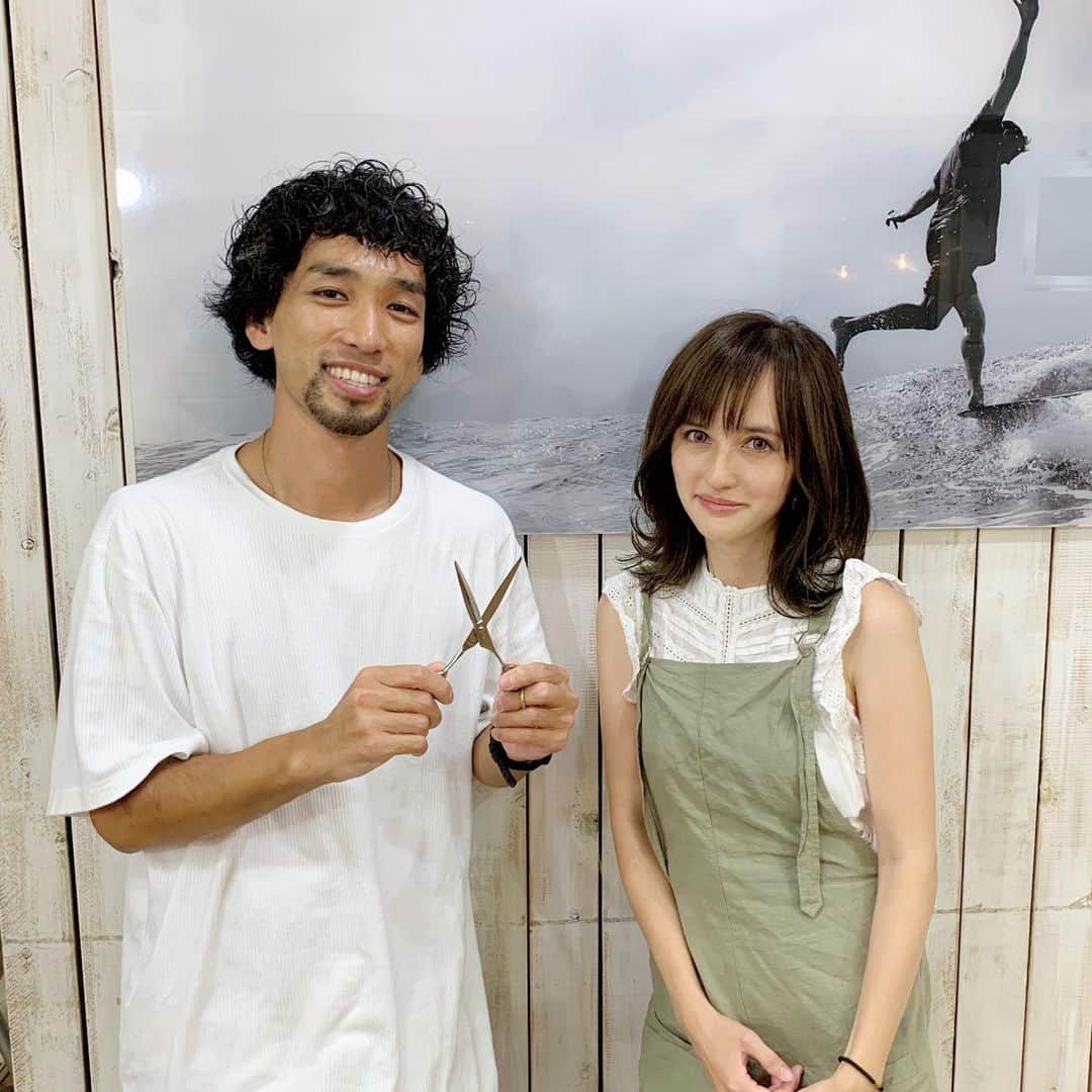 奥山絵里奈さんのインスタグラム写真 - (奥山絵里奈Instagram)「#ヘアメンテナンス に行ってきました〜💇🏼‍♀️ いつもお世話になってる表参道Stageの @sutokenichi さん！  #イルミナカラー で透明感のあるカラーにしてもらいました♫  前回ハイライト入れて貰ったので透明感も出るしデザインもオシャレ❤️ ズボラすぎるからヘアカラーオシャレにして貰えて助かる😇笑  カウンセリングをしっかりやってくれて髪の悩みに真剣に応えてくれるので困ってる方は本当オススメですよ🤗  トリートメントで髪の広がりも抑えて貰えてとにかく扱いやすい髪型になって大満足です♫  #ヘアカラートレンド #ヘアカラー外国人風カラー #ハイライトカラー #ママヘア #アラサーママコーデ #アラフォーママコーデ #表参道で1番顔が長い美容師 #ストレートヘア」9月4日 19時58分 - erinaokuyama